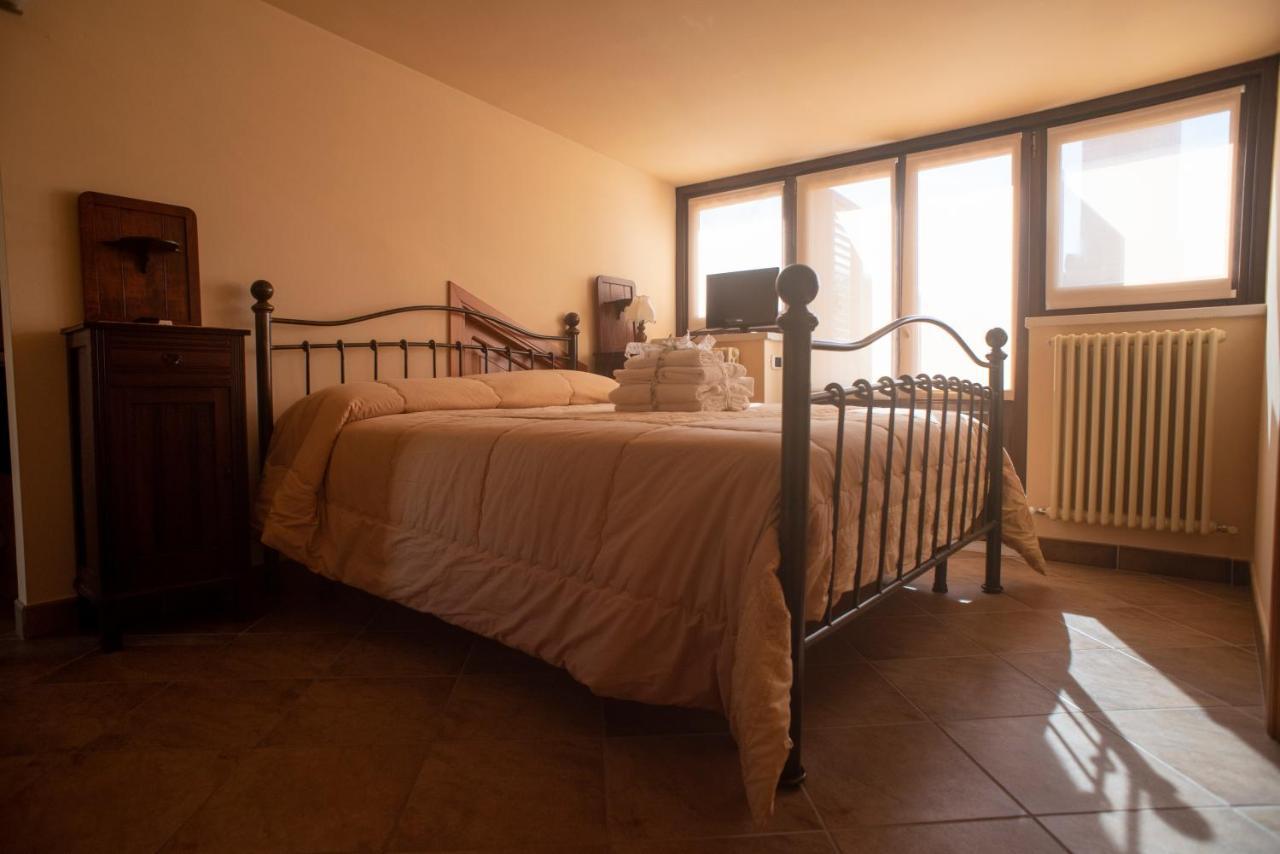 Hotel La Ginestra à Castel San Lorenzo Extérieur photo